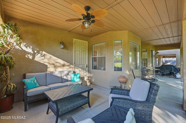 513 W Knotwood Street, Green Valley, AZ 85614