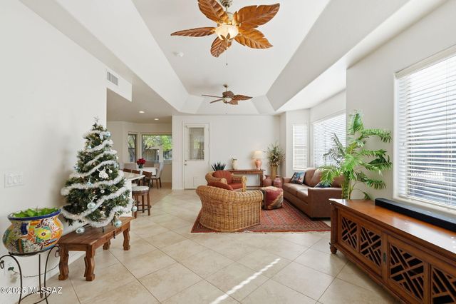 513 W Knotwood Street, Green Valley, AZ 85614