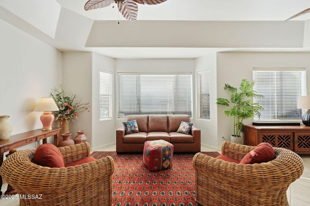 513 W Knotwood Street, Green Valley, AZ 85614