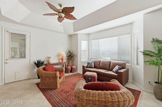 513 W Knotwood Street, Green Valley, AZ 85614