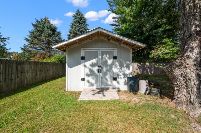 5078 Waldon Road, Independence Charter Township, MI 48348