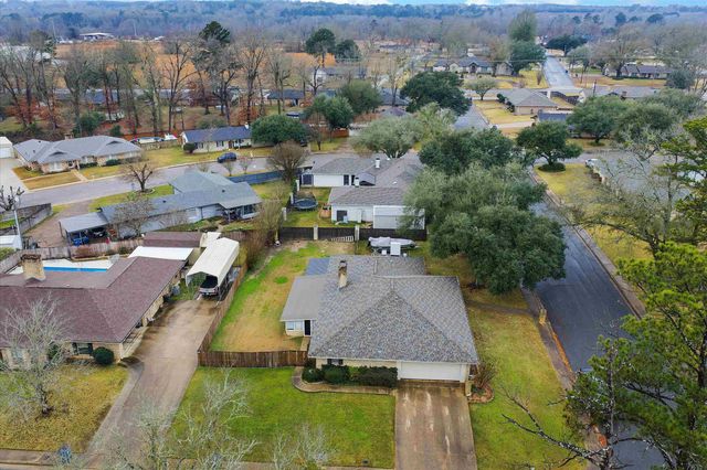 1201 Briarwood Trail, Henderson, TX 75654