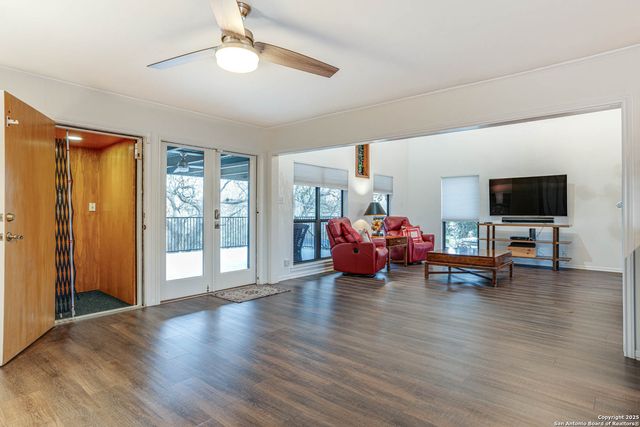 54 S Hampton Dr, Seguin, TX 78155