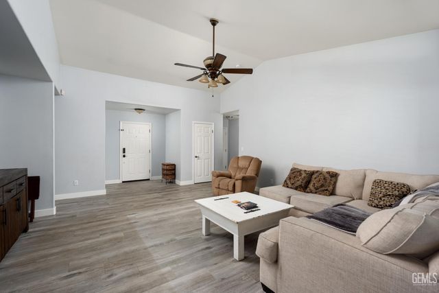 11315 Pacific Shores Drive, Bakersfield, CA 93312