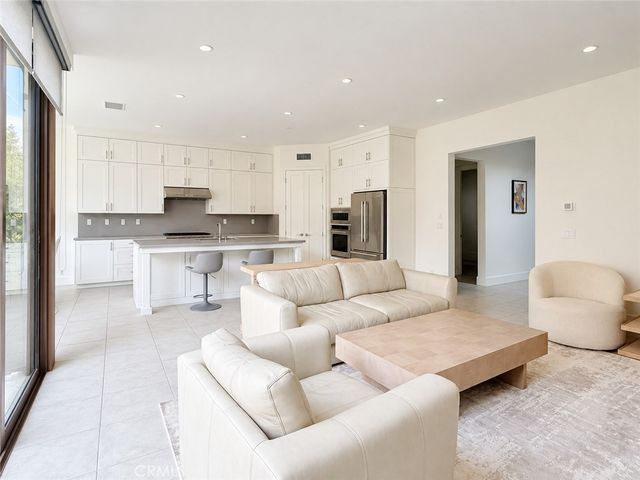 215 Piazza, Irvine, CA 92602