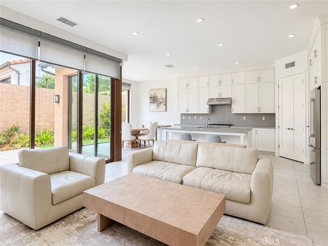 215 Piazza, Irvine, CA 92602