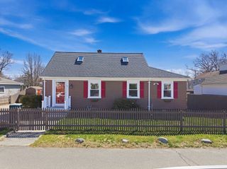 52 Worthen St, Swansea, MA 02777