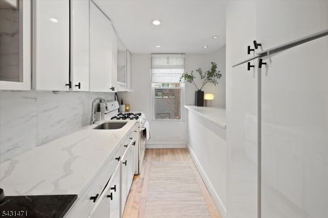 201 16Th St, Union City, NJ 07087