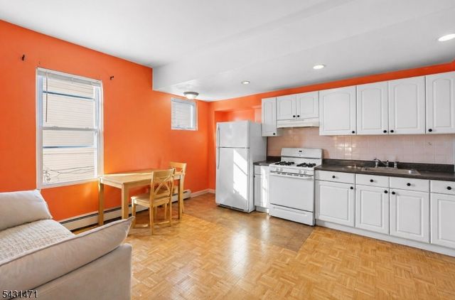 201 16Th St, Union City, NJ 07087