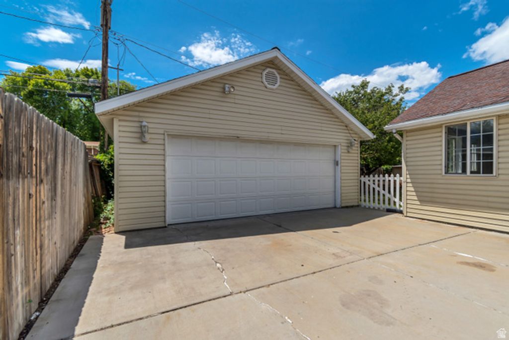 Image 3 of property listing at 388 E 6220 S, Murray, UT 84107