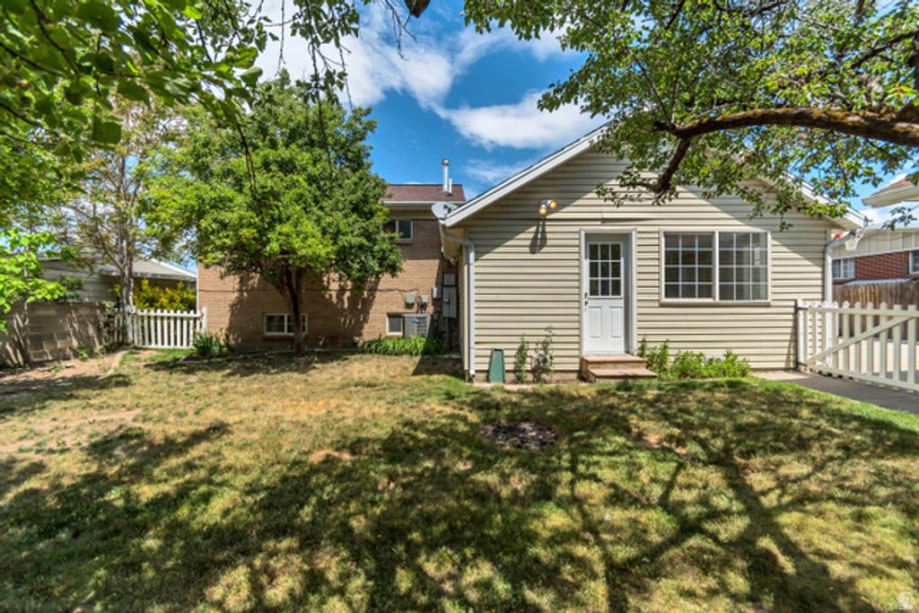 Image 5 of property listing at 388 E 6220 S, Murray, UT 84107
