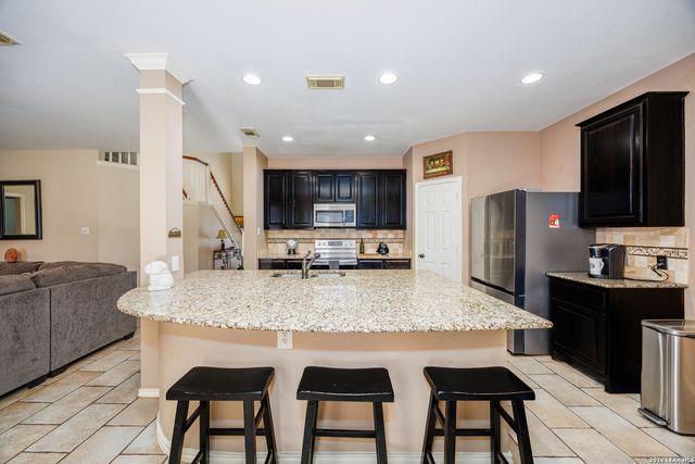 8807 Brae Crest Dr, San Antonio, TX 78249
