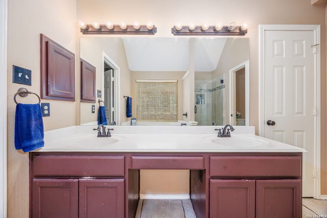 8807 Brae Crest Dr, San Antonio, TX 78249