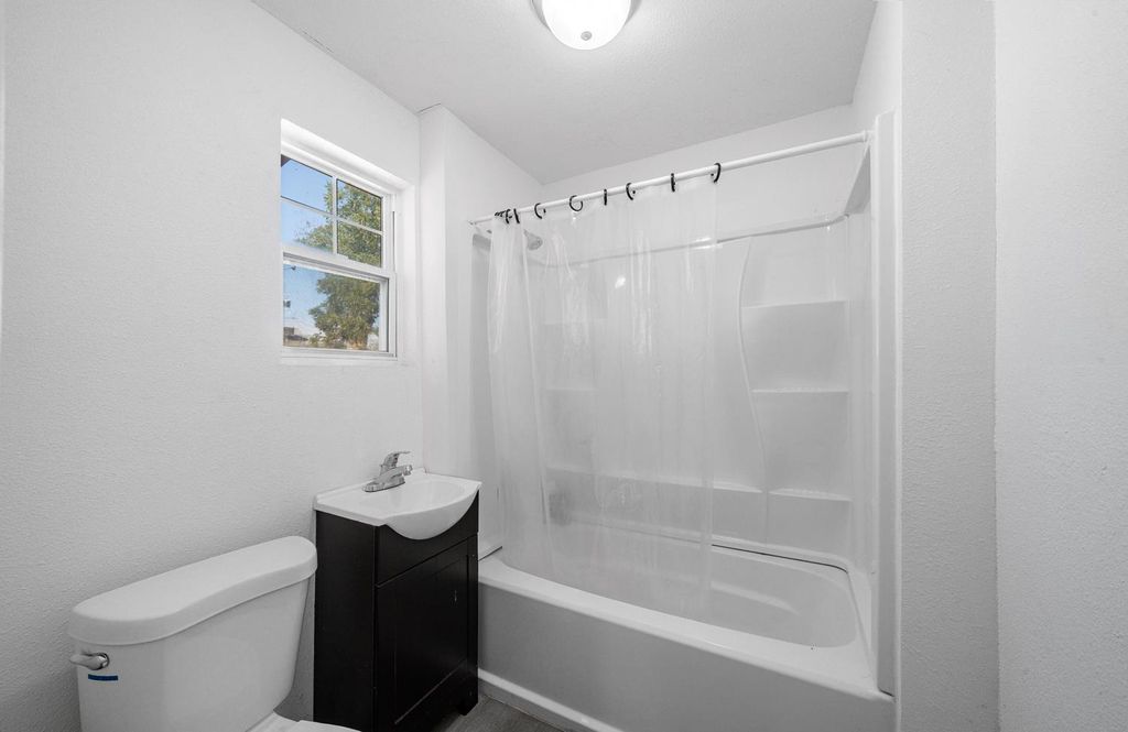 Image 6 of property listing at 4731 E Turner Avenue, Fresno, CA 93702