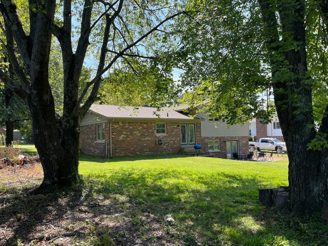 6740 Greenfield Drive, Paducah, KY 42003