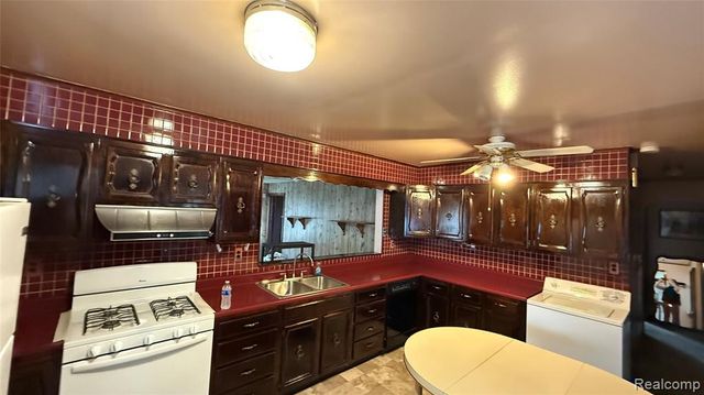 17009 Arlington Ave, Allen Park, MI 48101