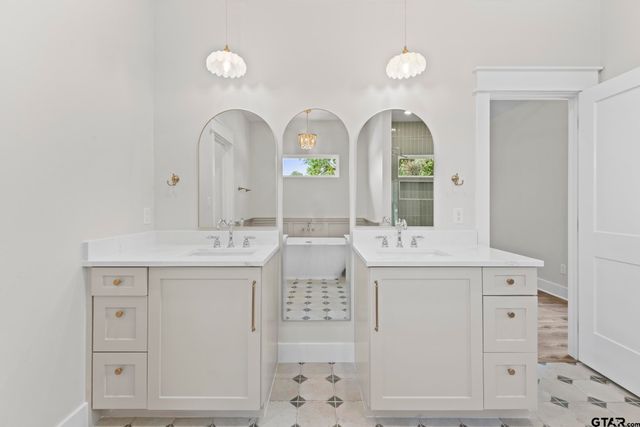 17300 Woodcrest Circle, Lindale, TX 75771