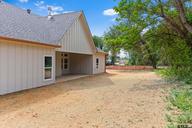 17300 Woodcrest Circle, Lindale, TX 75771
