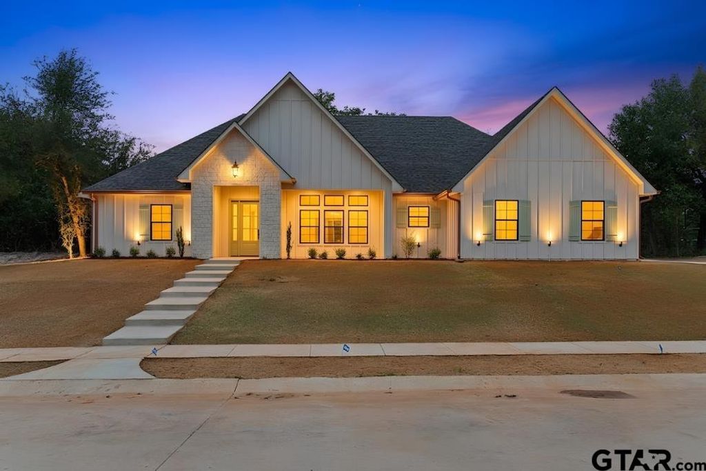 17300 Woodcrest Circle, Lindale, TX 75771