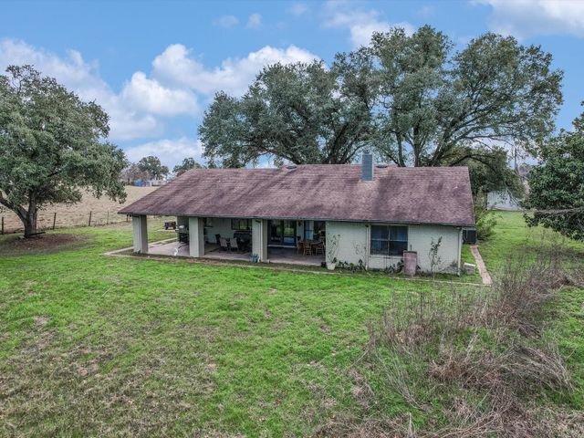 148 Highway 71 E, Smithville, TX 78957