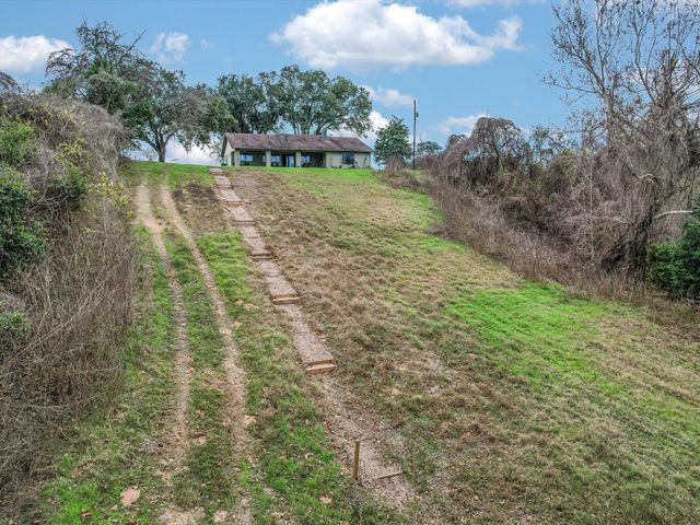 148 Highway 71 E, Smithville, TX 78957