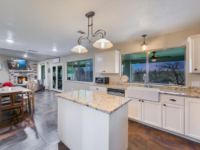 148 Highway 71 E, Smithville, TX 78957