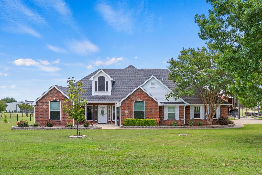 1329 E Highland Road, Waxahachie, TX 75167