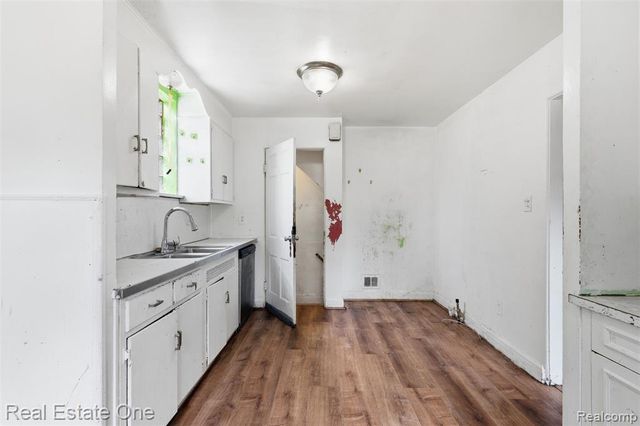 15464 Lindsay Street, Detroit, MI 48227
