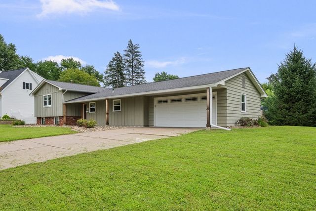 2603 Harmony Drive, Bettendorf, IA 52722