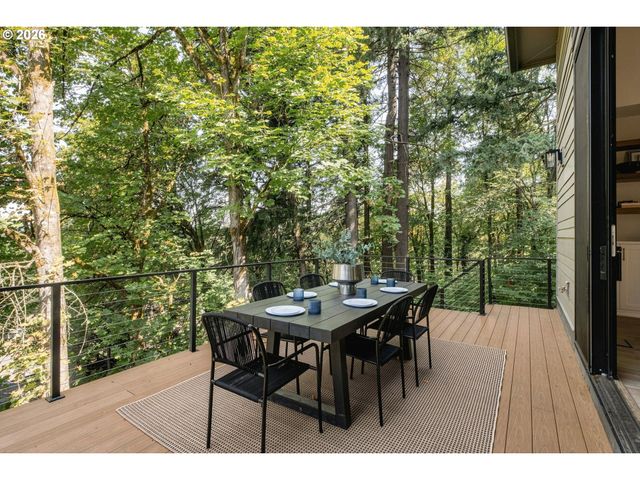 1921 MAPLELEAF Ct, Lake Oswego, OR 97034