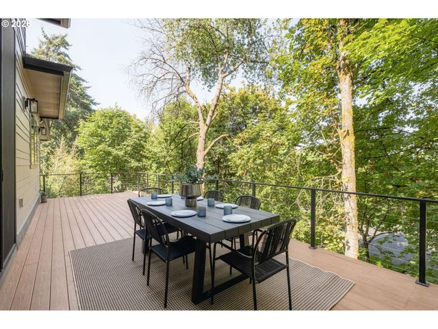 1921 MAPLELEAF Ct, Lake Oswego, OR 97034