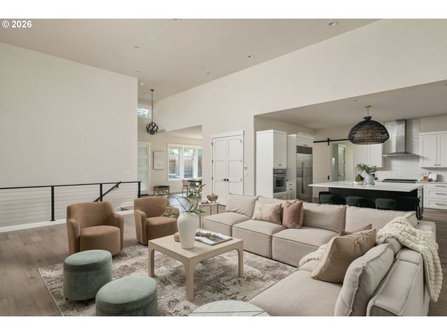 1921 MAPLELEAF Ct, Lake Oswego, OR 97034