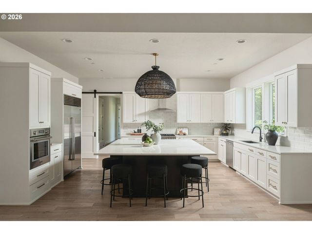 1921 MAPLELEAF Ct, Lake Oswego, OR 97034