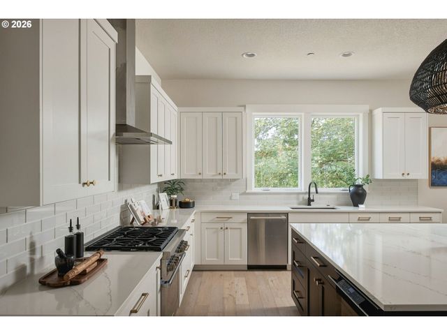 1921 MAPLELEAF Ct, Lake Oswego, OR 97034