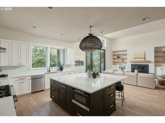 1921 MAPLELEAF Ct, Lake Oswego, OR 97034