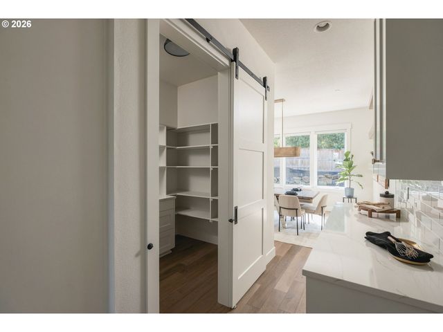 1921 MAPLELEAF Ct, Lake Oswego, OR 97034