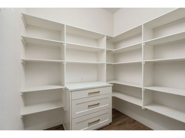 1921 MAPLELEAF Ct, Lake Oswego, OR 97034