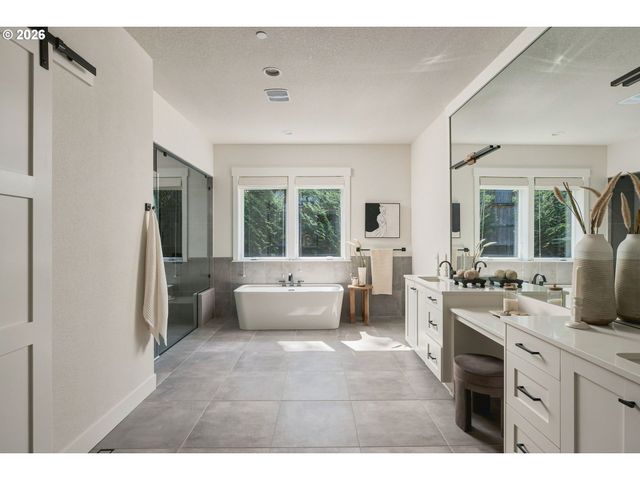 1921 MAPLELEAF Ct, Lake Oswego, OR 97034