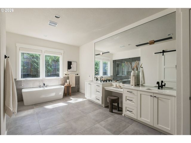 1921 MAPLELEAF Ct, Lake Oswego, OR 97034