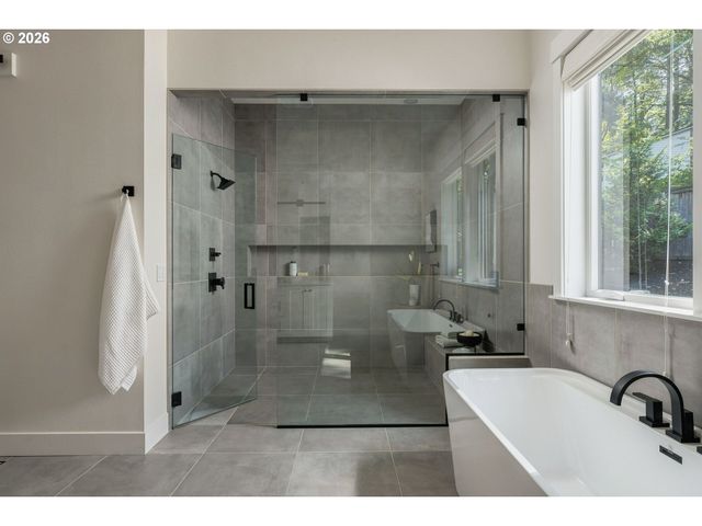 1921 MAPLELEAF Ct, Lake Oswego, OR 97034