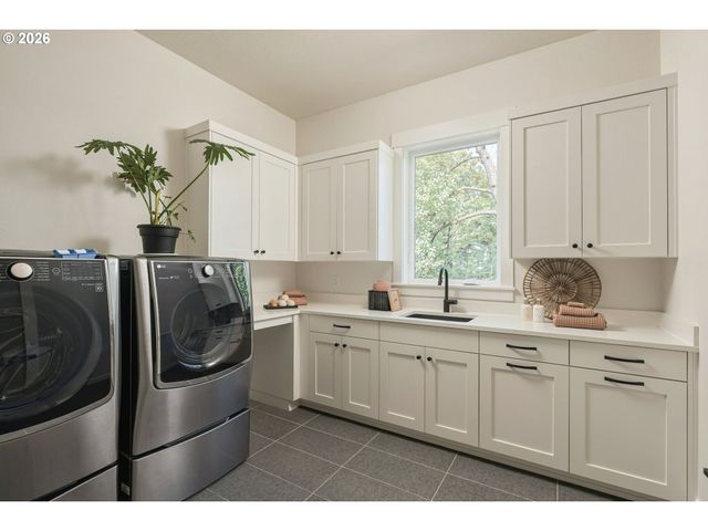 1921 MAPLELEAF Ct, Lake Oswego, OR 97034