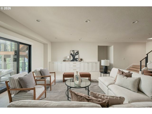 1921 MAPLELEAF Ct, Lake Oswego, OR 97034