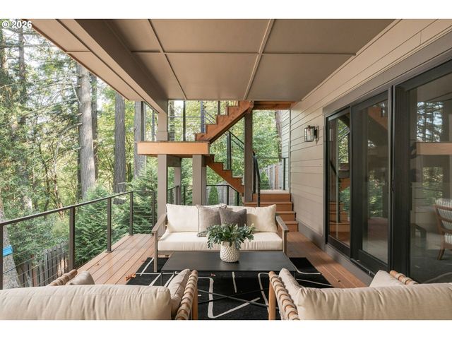 1921 MAPLELEAF Ct, Lake Oswego, OR 97034