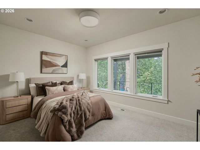 1921 MAPLELEAF Ct, Lake Oswego, OR 97034