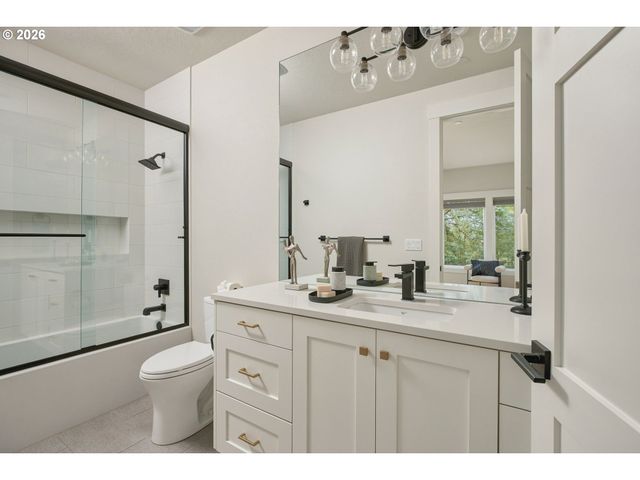 1921 MAPLELEAF Ct, Lake Oswego, OR 97034