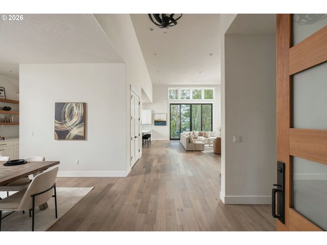 1921 MAPLELEAF Ct, Lake Oswego, OR 97034