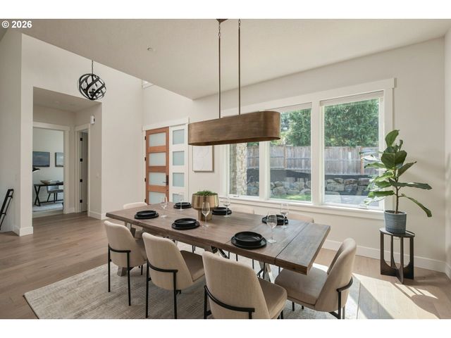 1921 MAPLELEAF Ct, Lake Oswego, OR 97034