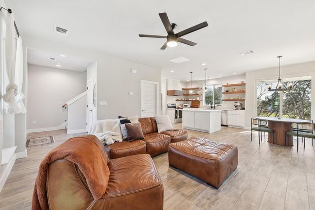 25 Woodacre DR, Wimberley, TX 78676