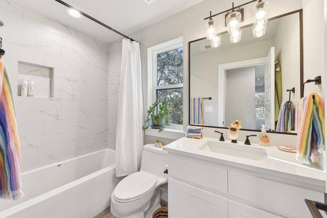 25 Woodacre DR, Wimberley, TX 78676