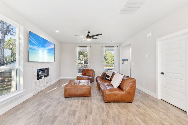 25 Woodacre DR, Wimberley, TX 78676
